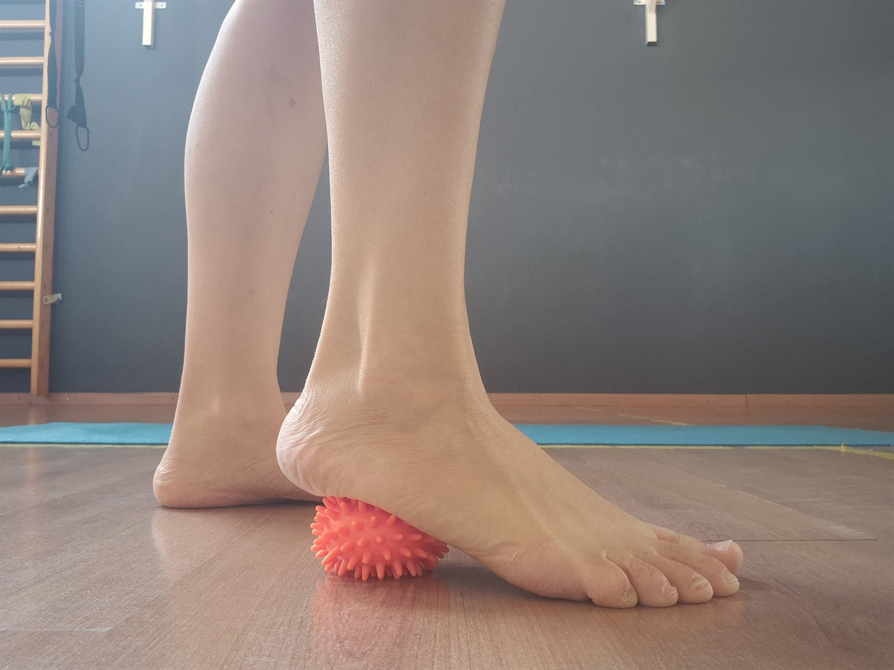Lavoro consapevole del piede con una spike ball