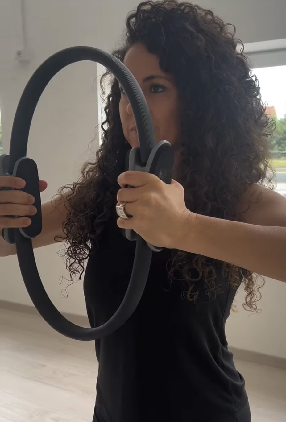 Carolina pratica con il Pilates ring